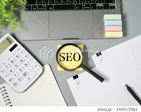 SEOをイメージしたノートパソコンとノートのWebマーケティング素材 140917881
