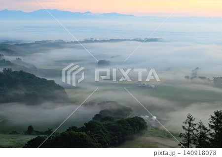 新嵐山展望台から見た雲海 新嵐山展望台から見た雲海 140918078