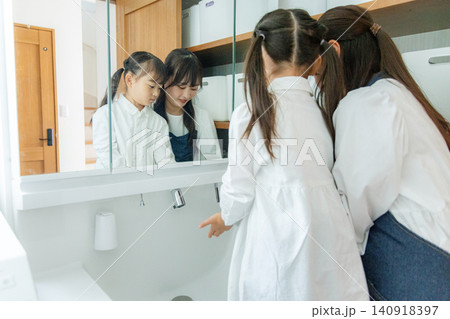 手洗いをする親子 手洗いをする親子 140918397
