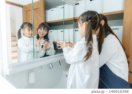 手洗いをする親子 手洗いをする親子 140918398