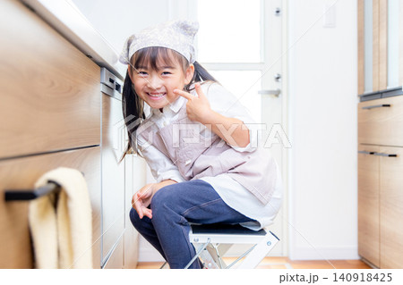 お手伝いをする女の子 お手伝いをする女の子 140918425