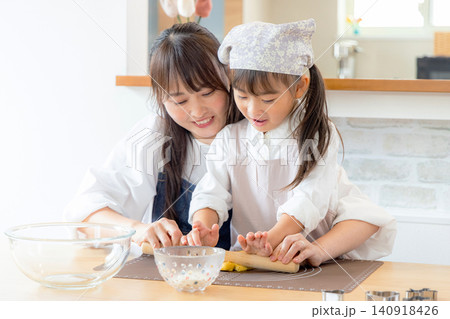 クッキーを作る女の子とママ クッキーを作る女の子とママ 140918426