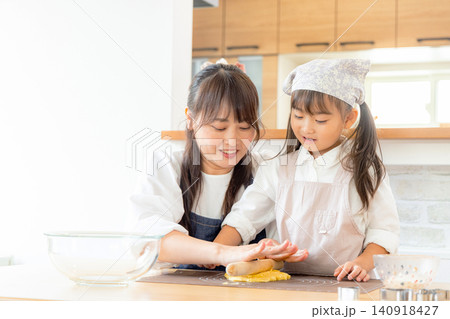 クッキーを作る女の子とママ クッキーを作る女の子とママ 140918427