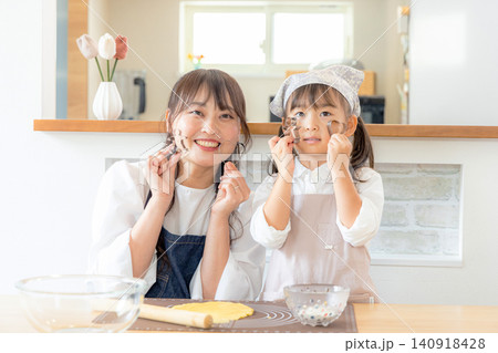 クッキーを作る女の子とママ クッキーを作る女の子とママ 140918428