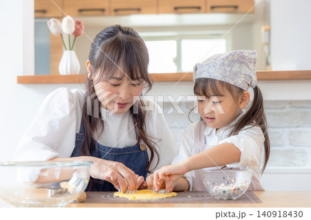 クッキーを作る女の子とママ クッキーを作る女の子とママ 140918430