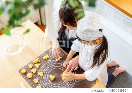 クッキーを作る女の子とママ クッキーを作る女の子とママ 140918434