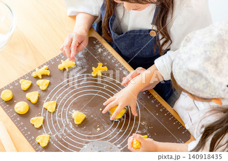 クッキーを作る女の子とママ クッキーを作る女の子とママ 140918435