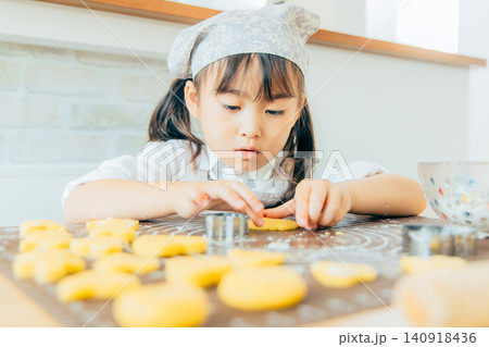 クッキーを作る女の子とママ クッキーを作る女の子とママ 140918436