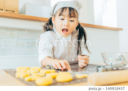クッキーを作る女の子とママ クッキーを作る女の子とママ 140918437
