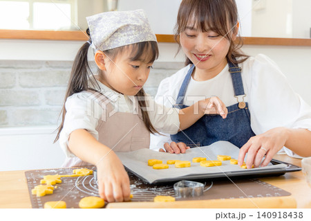 クッキーを作る女の子とママ クッキーを作る女の子とママ 140918438