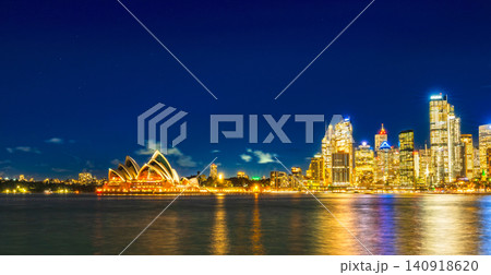 オーストラリア　オペラハウスとシドニーシティ（CBD）の高層ビル　夜景 140918620