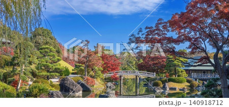 美しい日本庭園の紅葉と伝統的な木造橋 秋のパノラマ風景 美しい日本庭園の紅葉と伝統的な木造橋 秋のパノラマ風景 140918712