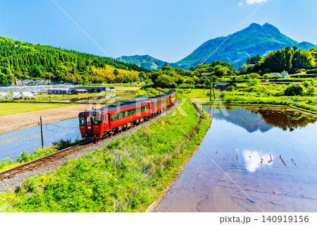 久大本線　由布岳をバックに初夏の田園地帯を走る特急ゆふ 140919156
