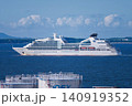 博多湾を航行するクルーズ客船「三井オーシャンフジ」 140919352