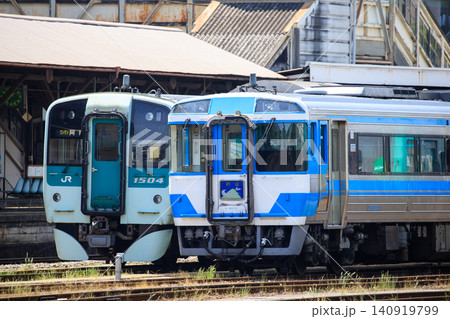 徳島運転所で休む1500形気動車とキハ185系気動車(JR四国) 徳島運転所で休む1500形気動車とキハ185系気動車(JR四国) 140919799