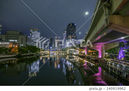 大阪夜景　中之島　水晶橋と堂島川　大阪府大阪市 140919962