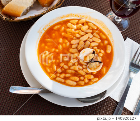 Stewed white beans with clams - traditional dish of spanish cuisine 140920127
