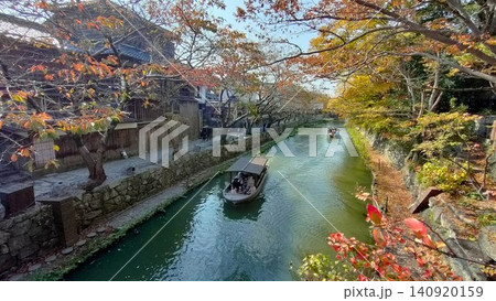 歴史ある古い街並みとお堀をゆったりと進む風情ある観光舟の風景 歴史ある古い街並みとお堀をゆったりと進む風情ある観光舟の風景 140920159
