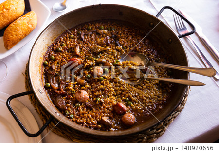 Traditional spanish paella with mushrooms and sausage butifarra 140920656