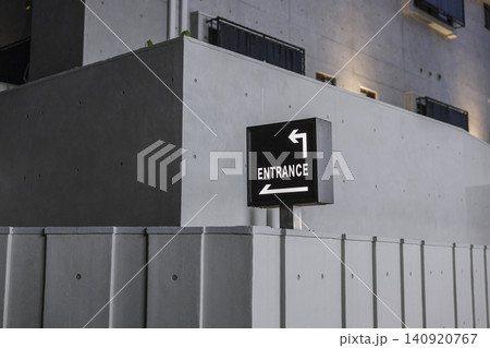 コンクリート壁 設置されたENTRANCE案内看板 コンクリート壁 設置されたENTRANCE案内看板 140920767