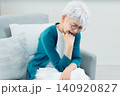 リビングで悩むシニア女性 140920827
