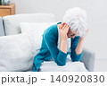 リビングで悩むシニア女性 140920830