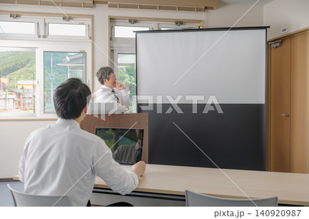 会議室でスクリーンを見る会社員 会議室でスクリーンを見る会社員 140920987