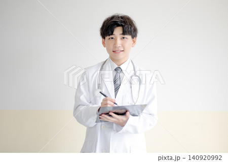 カルテを持つ若い男性医師 カルテを持つ若い男性医師 140920992