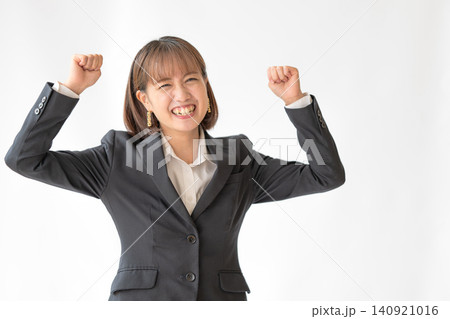 両手でガッツポーズする女性会社員 両手でガッツポーズする女性会社員 140921016
