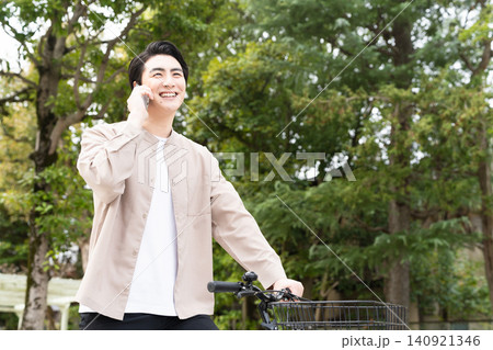 通話しながら自転車に乗っている男性 社会問題 通話しながら自転車に乗っている男性 社会問題 140921346