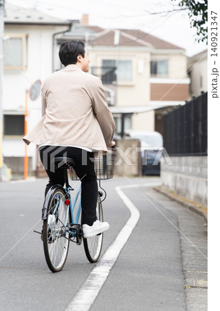 自転車に乗っている若い男性 自転車に乗っている若い男性 140921347