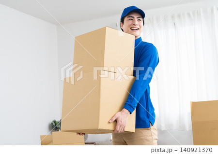 引っ越し業務を行う若い男性 ライフスタイルイメージ 引っ越し業務を行う若い男性 ライフスタイルイメージ 140921370