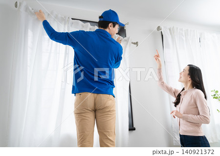 若い女性の引っ越しを請け負う若い業者 ライフスタイルイメージ 若い女性の引っ越しを請け負う若い業者 ライフスタイルイメージ 140921372