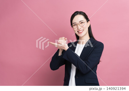ビジネススーツを着た若い女性 ビジネスイメージ ビジネススーツを着た若い女性 ビジネスイメージ 140921394
