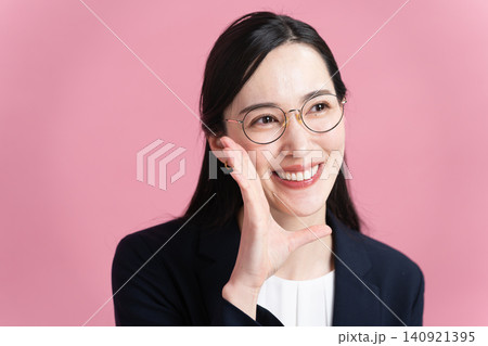 ビジネススーツを着た若い女性 ビジネスイメージ ビジネススーツを着た若い女性 ビジネスイメージ 140921395