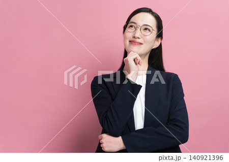 ビジネススーツを着た若い女性 ビジネスイメージ ビジネススーツを着た若い女性 ビジネスイメージ 140921396
