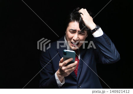 ビジネススーツを着た若い男性 ビジネスイメージ ビジネススーツを着た若い男性 ビジネスイメージ 140921412