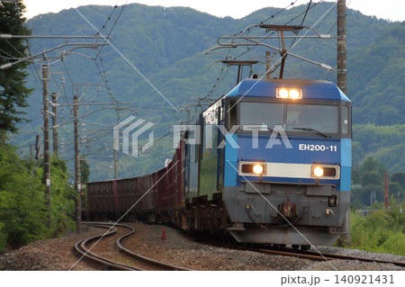 上り勾配：新潟を目指す上越線貨物列車（EH200形牽引） 140921431