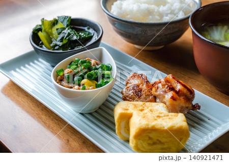 だし巻き卵や納豆が並ぶ日本の伝統的な朝食のおかず接写 140921471