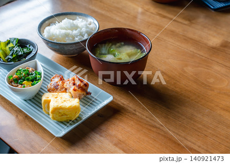 右側にコピースペースを設けたテーブルの上の和朝食一式 右側にコピースペースを設けたテーブルの上の和朝食一式 140921473