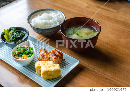 自然光が差し込むテーブルの上の和朝食セット 140921475