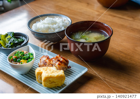 朝の光に照らされる一汁三菜 of 和食朝ごはん 朝の光に照らされる一汁三菜 of 和食朝ごはん 140921477