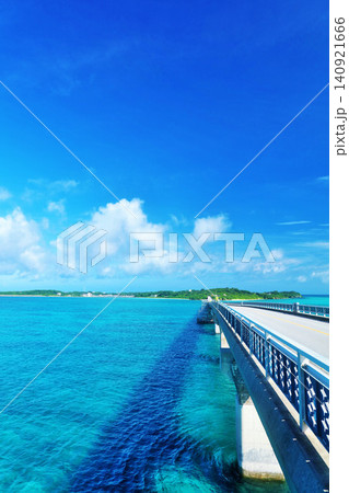 沖縄 池間大橋からの青空と海 沖縄 池間大橋からの青空と海 140921666