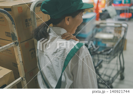 supermarket 140921744