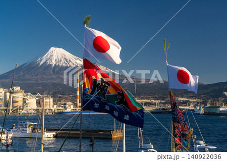 富士山と大漁旗を掲げる漁船・元日の田子の浦漁港 140922036
