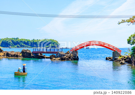 初夏の経島とたらい舟 佐渡島 新潟県佐渡市 初夏の経島とたらい舟 佐渡島 新潟県佐渡市 140922086