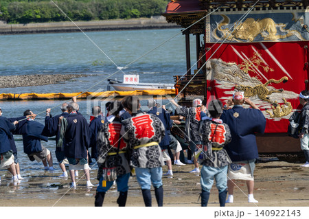 海へ向かう神聖な山車の曳行 海へ向かう神聖な山車の曳行 140922143