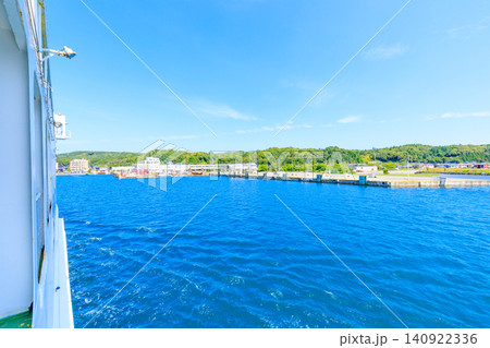 初夏の佐渡島フェリーから見た佐渡島 新潟県 初夏の佐渡島フェリーから見た佐渡島 新潟県 140922336