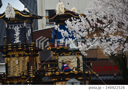 日本の愛知県の犬山市 春の犬山祭りと満開の桜 犬山城前広場に集まる車山 からくり人形の準備をする男性 日本の愛知県の犬山市 春の犬山祭りと満開の桜 犬山城前広場に集まる車山 からくり人形の準備をする男性 140922526