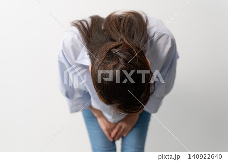 私服のシニア女性の立ち姿　ライフスタイルイメージ 140922640